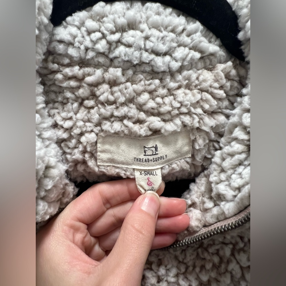 Thread and Supply Sherpa‎ Vest - Picture 2 of 8